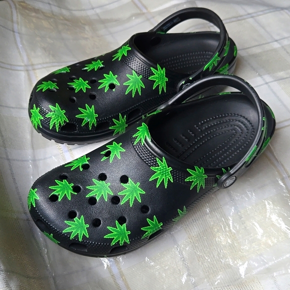 Crocs Classic Hemp Leaf Clog - Picture 4 of 12